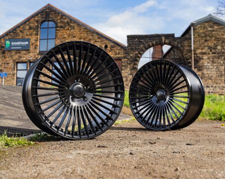 Riviera RV1 Gloss Black Lifestyle